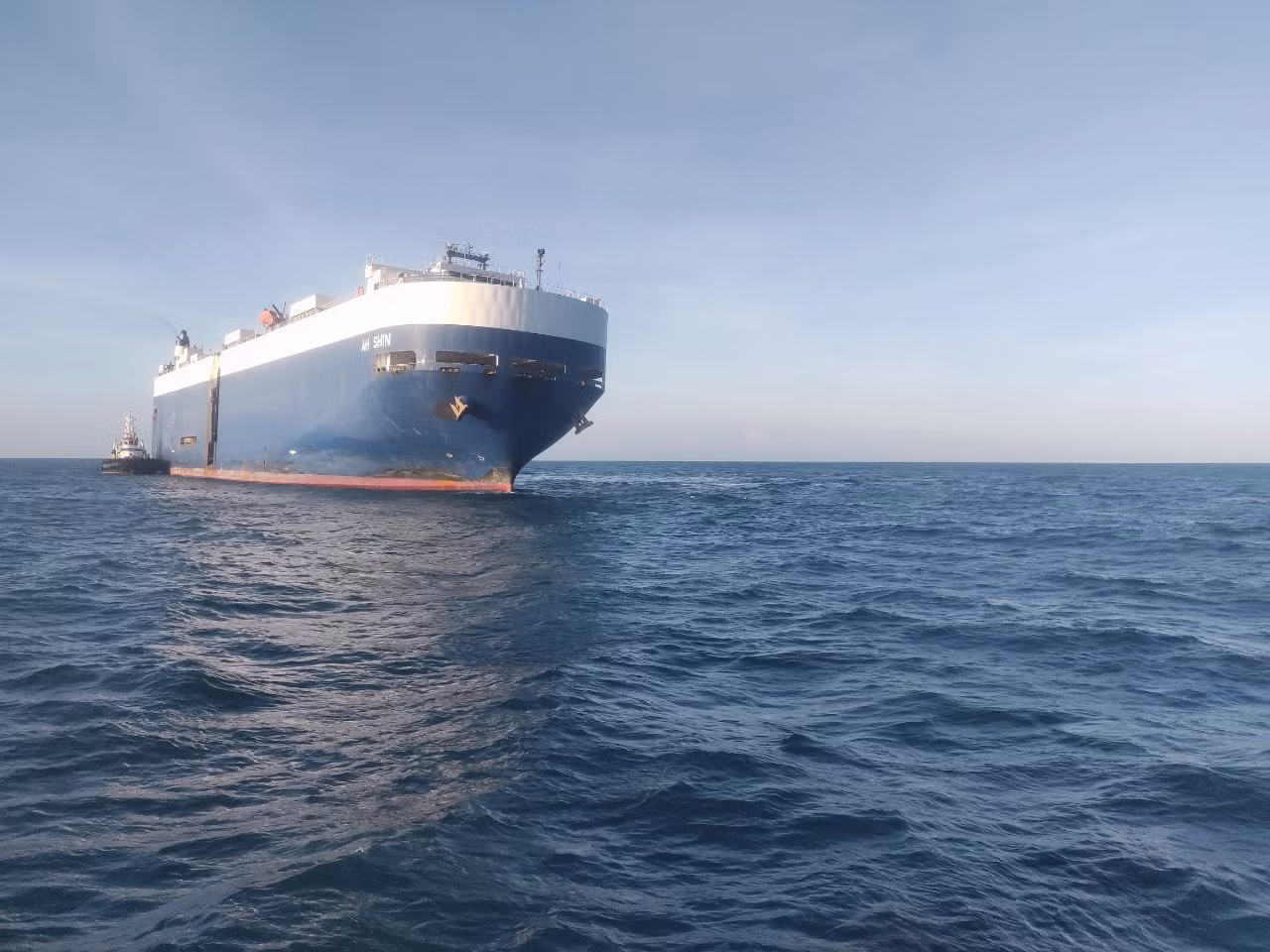 Trước đó, vào tối 4/2, lực lượng Bộ đội Biên phòng Bà Rịa-Vũng Tàu nhận được thông tin từ Công ty CP Dịch vụ Vận tải biển Hải Vân về việc tàu AH SHIN đang trên hành trình từ Hàn Quốc đến Singapore thì bất ngờ bốc cháy. Trước đó, vào tối 4/2, lực lượng Bộ đội Biên phòng Bà Rịa-Vũng Tàu nhận được thông tin từ Công ty CP Dịch vụ Vận tải biển Hải Vân về việc tàu AH SHIN đang trên hành trình từ Hàn Quốc đến Singapore thì bất ngờ bốc cháy.