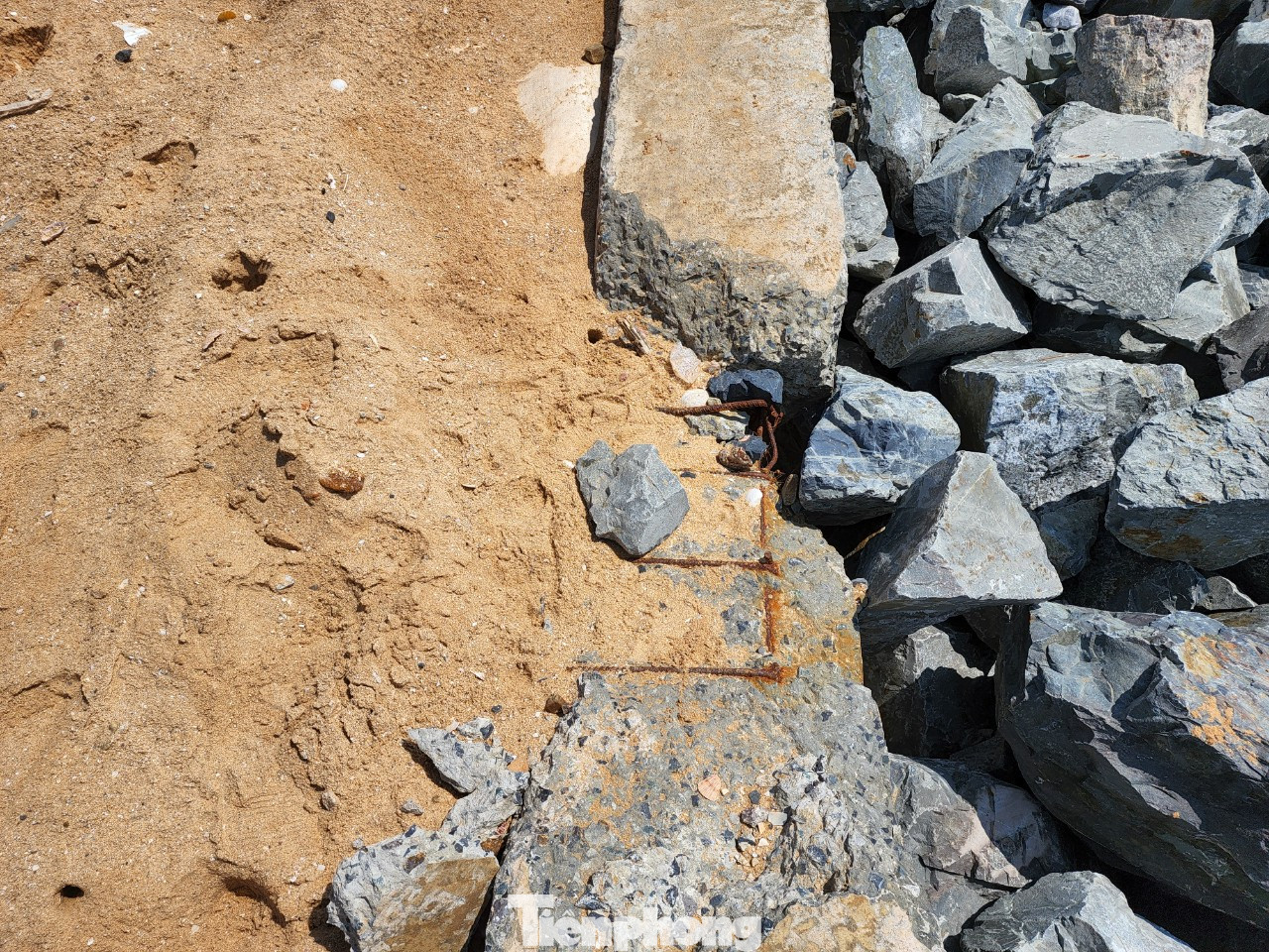 Một vị trí trong đoạn kè bị đứt gãy, lòi sắt bên trong.