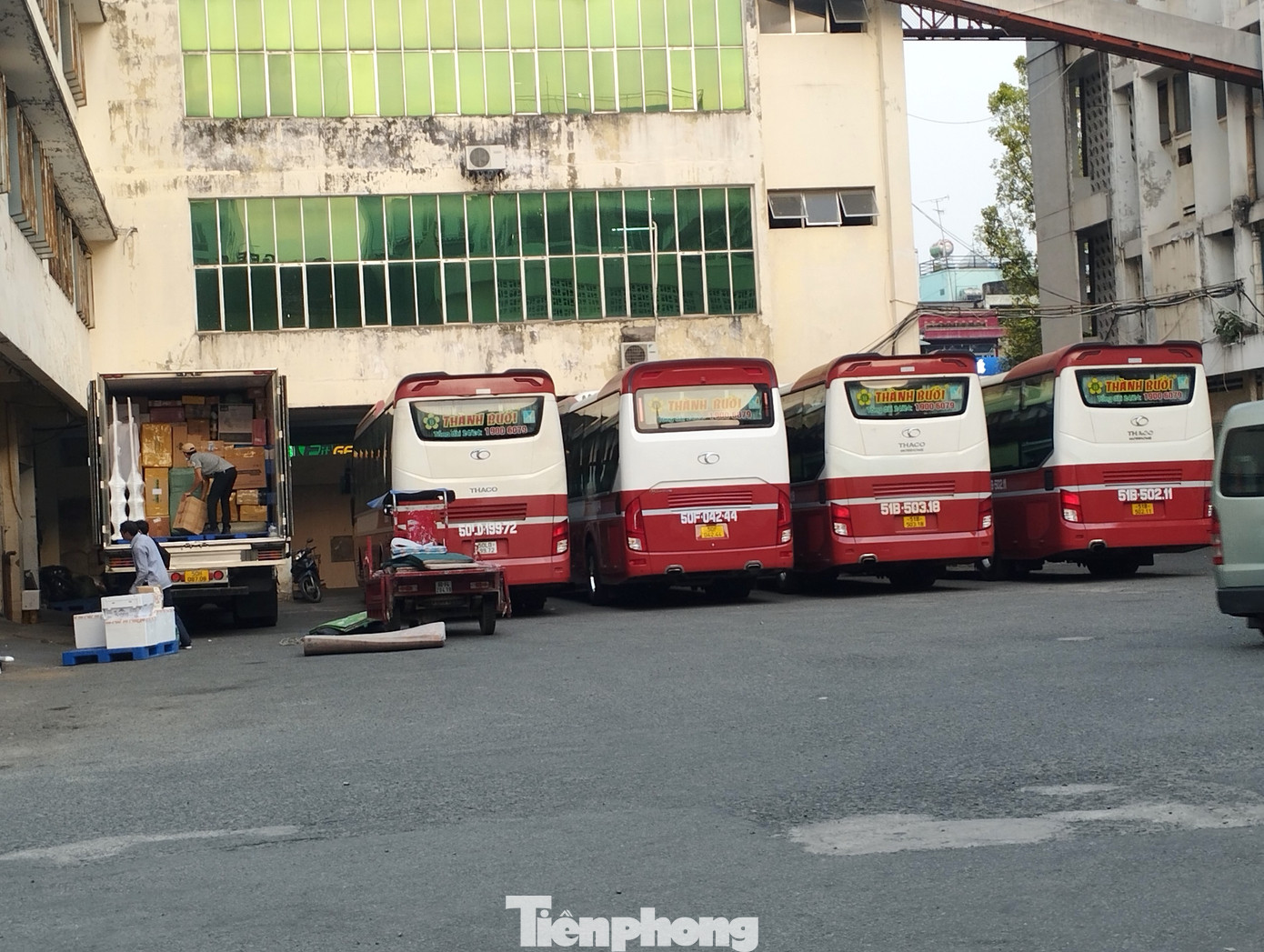 Xe chở hàng, xe khách, xe trung chuyển... hoạt động tấp nập trong khuôn viên khu đất.