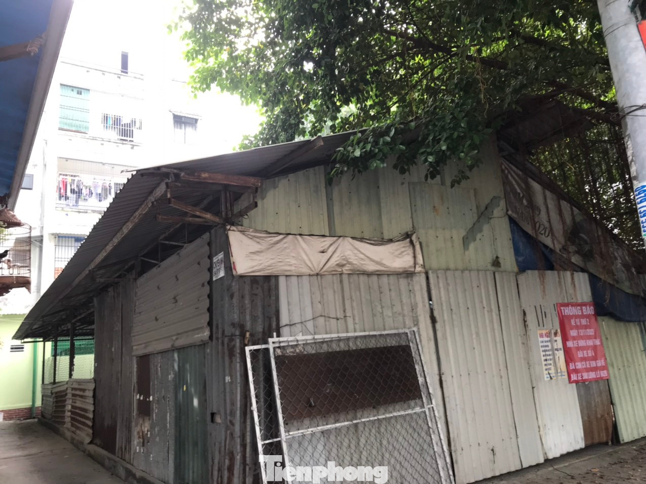 Ngày 2/11, Công an quận Gò Vấp phối hợp với các đơn vị lập đoàn kiểm tra bãi xe tại lô A3.3. Công an quận Gò Vấp kết luận, việc bố trí bãi trông giữ xe tại đây tiềm ẩn nguy cơ ảnh hưởng đến cư dân khi có sự cố cháy nổ xảy ra. Tuy nhiên, hiện nay bãi xe này chỉ ngừng trông giữ xe còn nhà tạm được xây dựng bằng khung sắt, mái lợp tôn vẫn ngang nhiên tồn tại.