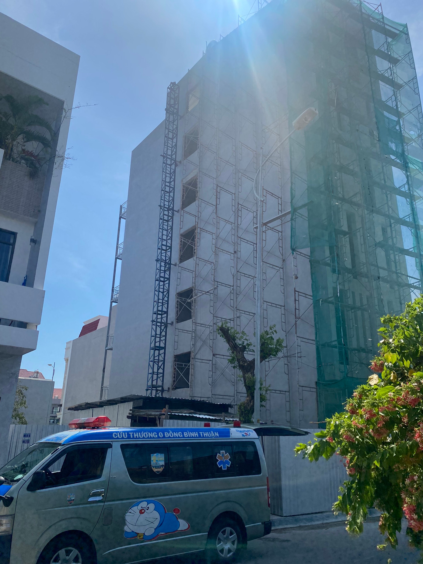 Hệ thống tời bị đứt dây cáp, lồng sắt rơi xuống đất chỉ còn trơ trọi trụ tời. Hệ thống tời bị đứt dây cáp, lồng sắt rơi xuống đất chỉ còn trơ trọi trụ tời.