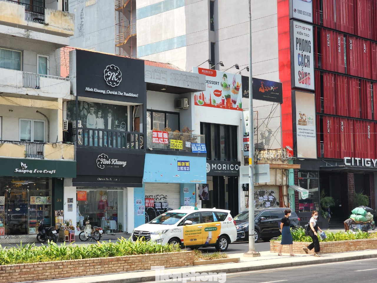 Điều này dễ dàng nhận thấy ở khu vực trung tâm TPHCM, khi hàng loạt tuyến đường đắc địa đều chi chít nhà đất được dán kín bảng cho thuê mặt bằng.