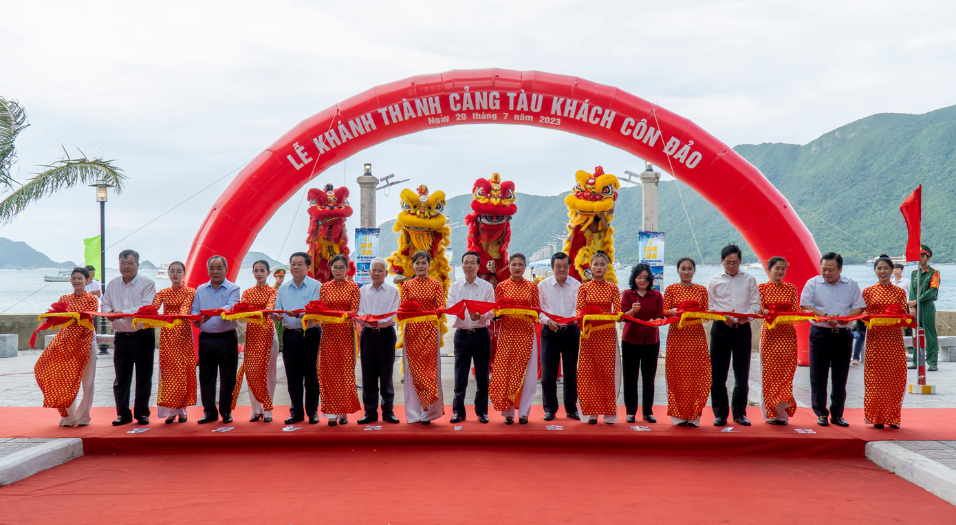 Lãnh đạo, nguyên lãnh đạo Đảng, Nhà nước, các bộ, ngành, lãnh đạo tỉnh Bà Rịa - Vũng Tàu thực hiện nghi thức khánh thành cảng Tàu khách Côn Đảo.