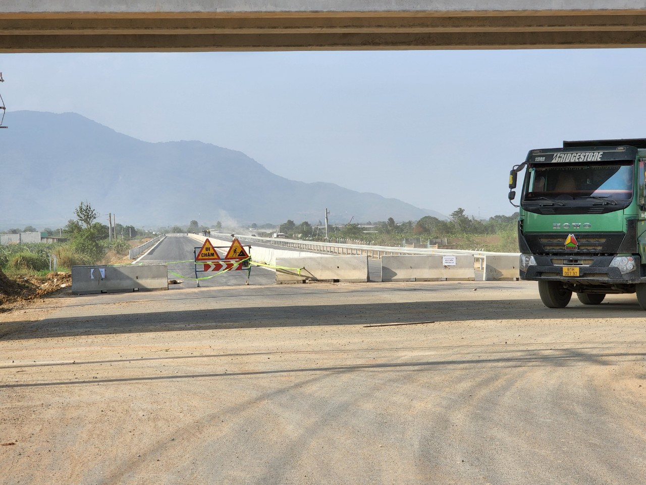 Điểm đầu của cao tốc Vĩnh Hảo - Phan Thiết là điểm cuối của cao tốc Dầu Giây - Phan Thiết. Hiện tại, điểm đầu cao tốc Vĩnh Hảo - Phan Thiết đang được rào chắn để ngăn xe chạy vào. Điểm đầu của cao tốc Vĩnh Hảo - Phan Thiết là điểm cuối của cao tốc Dầu Giây - Phan Thiết. Hiện tại, điểm đầu cao tốc Vĩnh Hảo - Phan Thiết đang được rào chắn để ngăn xe chạy vào.