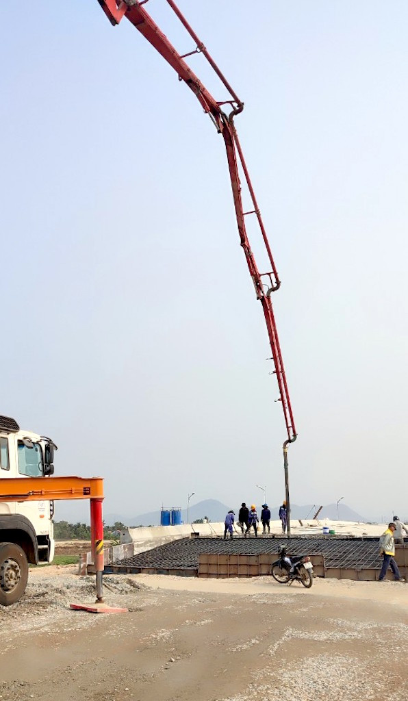 Hiện nay, tất cả nhà thầu huy động hết nhân lực, vật lực để thi công cao tốc. Hiện nay, tất cả nhà thầu huy động hết nhân lực, vật lực để thi công cao tốc.