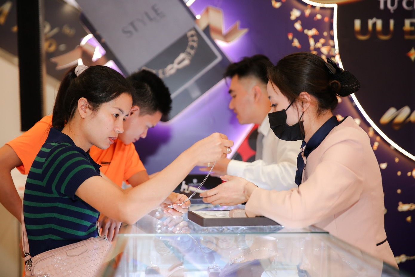 Sprucegrove Investment Management trở thành cổ đông lớn của Công ty CP Vàng bạc đá quý Phú Nhuận. Sprucegrove Investment Management trở thành cổ đông lớn của Công ty CP Vàng bạc đá quý Phú Nhuận.