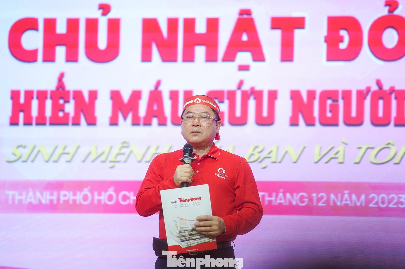 Nhà báo Lê Xuân Sơn phát biểu chương trình Chủ nhật Đỏ với chủ đề “Hiến máu cứu người - Sinh mệnh của bạn và tôi” lần thứ 16 năm 2024. Nhà báo Lê Xuân Sơn phát biểu chương trình Chủ nhật Đỏ với chủ đề “Hiến máu cứu người - Sinh mệnh của bạn và tôi” lần thứ 16 năm 2024.