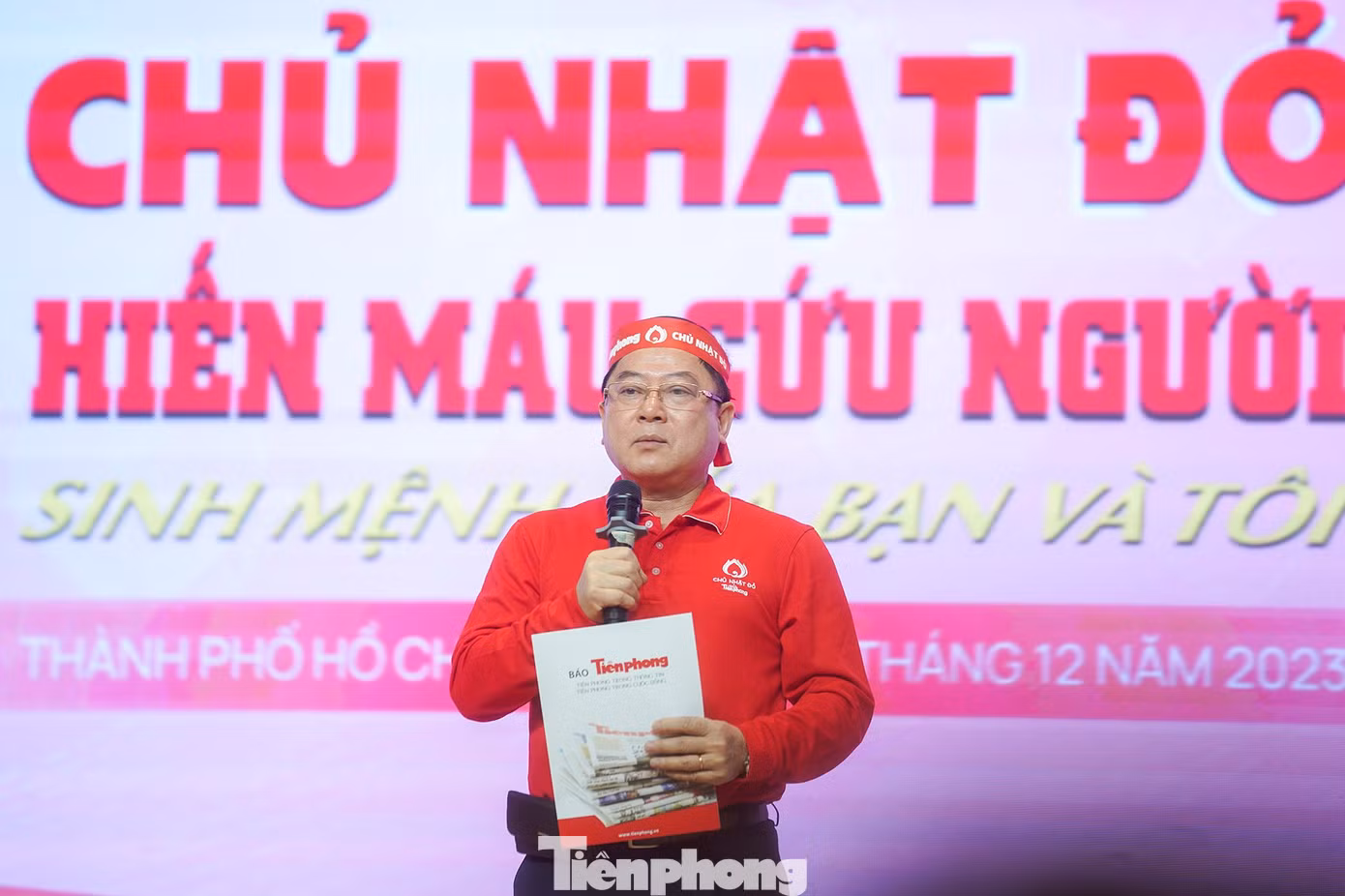 Nhà báo Lê Xuân Sơn phát biểu chương trình Chủ nhật Đỏ với chủ đề “Hiến máu cứu người - Sinh mệnh của bạn và tôi” lần thứ 16 năm 2024.