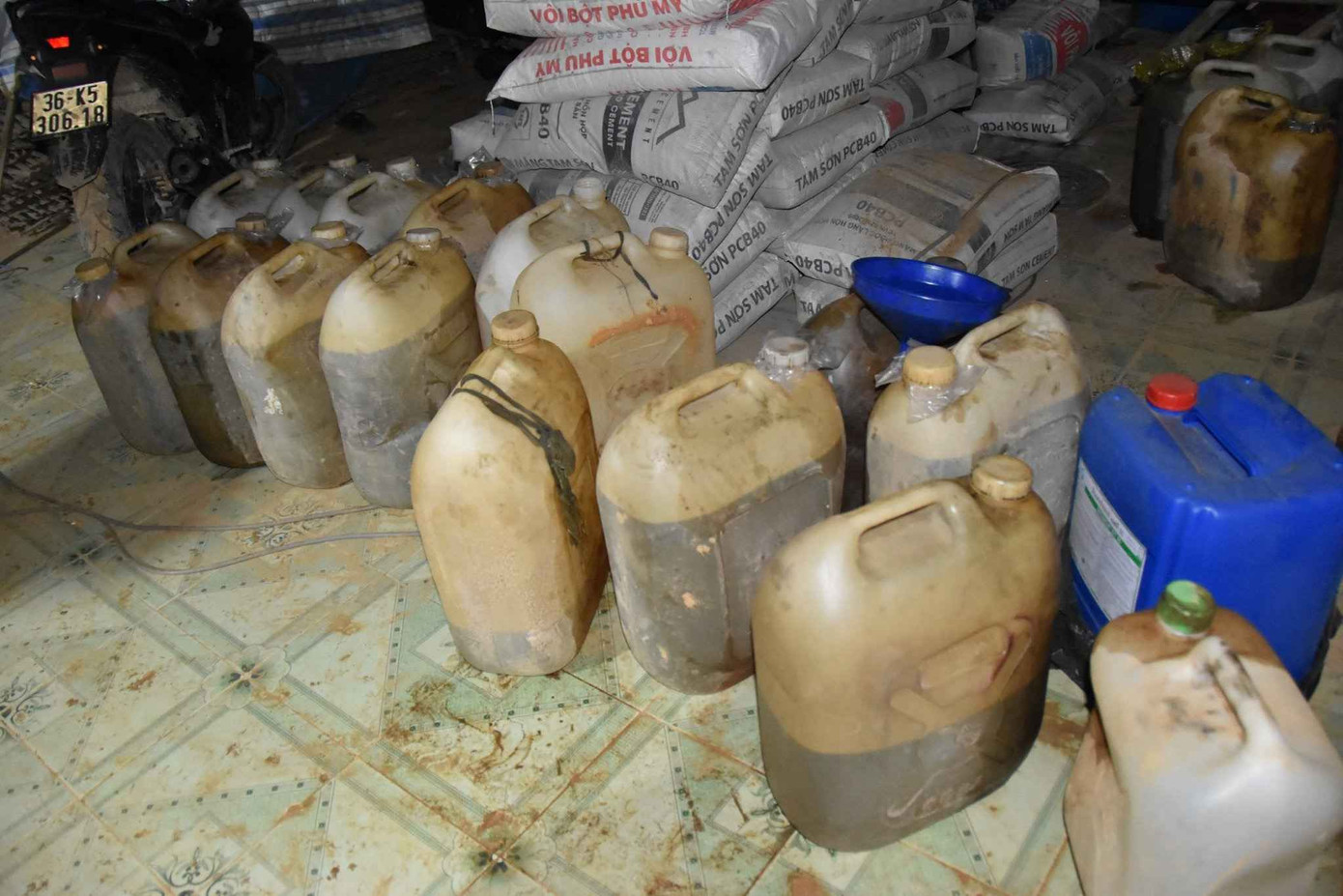 Các tang vật tại hiện trường.