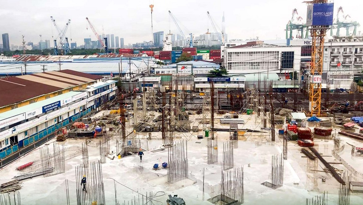 Do đó, doanh nghiệp kiến nghị các cấp chính quyền có chỉ đạo quyết liệt, yêu cầu Sở Xây dựng TPHCM giải quyết, cấp thông báo đủ điều kiện để bán nhà ở hình thành trong tương lai cho công ty để cứu doanh nghiệp trong bối cảnh rất khó khăn hiện tại.