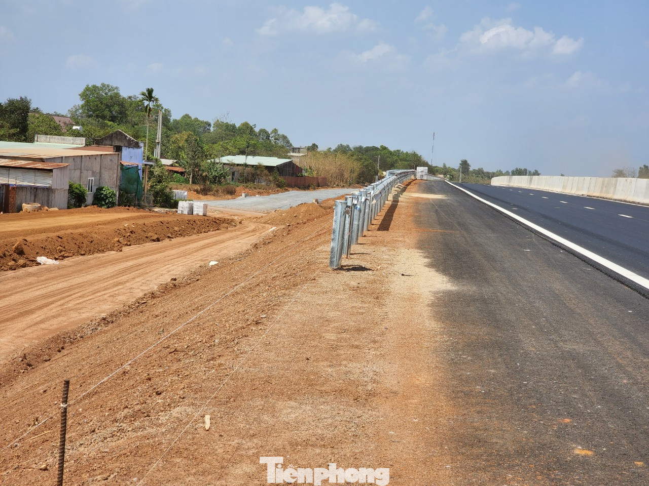 Một đoạn hộ lan thi công dang dở rồi bỏ đó. Một đoạn hộ lan thi công dang dở rồi bỏ đó.