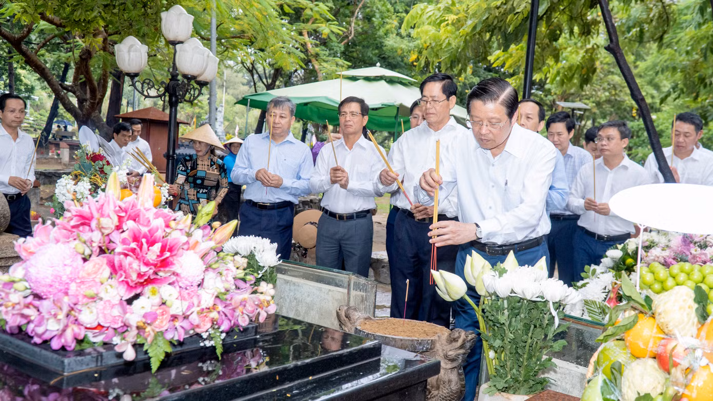 Các đại biểu dâng hương tưởng nhớ Anh hùng Lực lượng Vũ trang nhân dân Võ Thị Sáu. Ảnh: Báo Bà Rịa - Vũng Tàu. Các đại biểu dâng hương tưởng nhớ Anh hùng Lực lượng Vũ trang nhân dân Võ Thị Sáu. Ảnh: Báo Bà Rịa - Vũng Tàu.