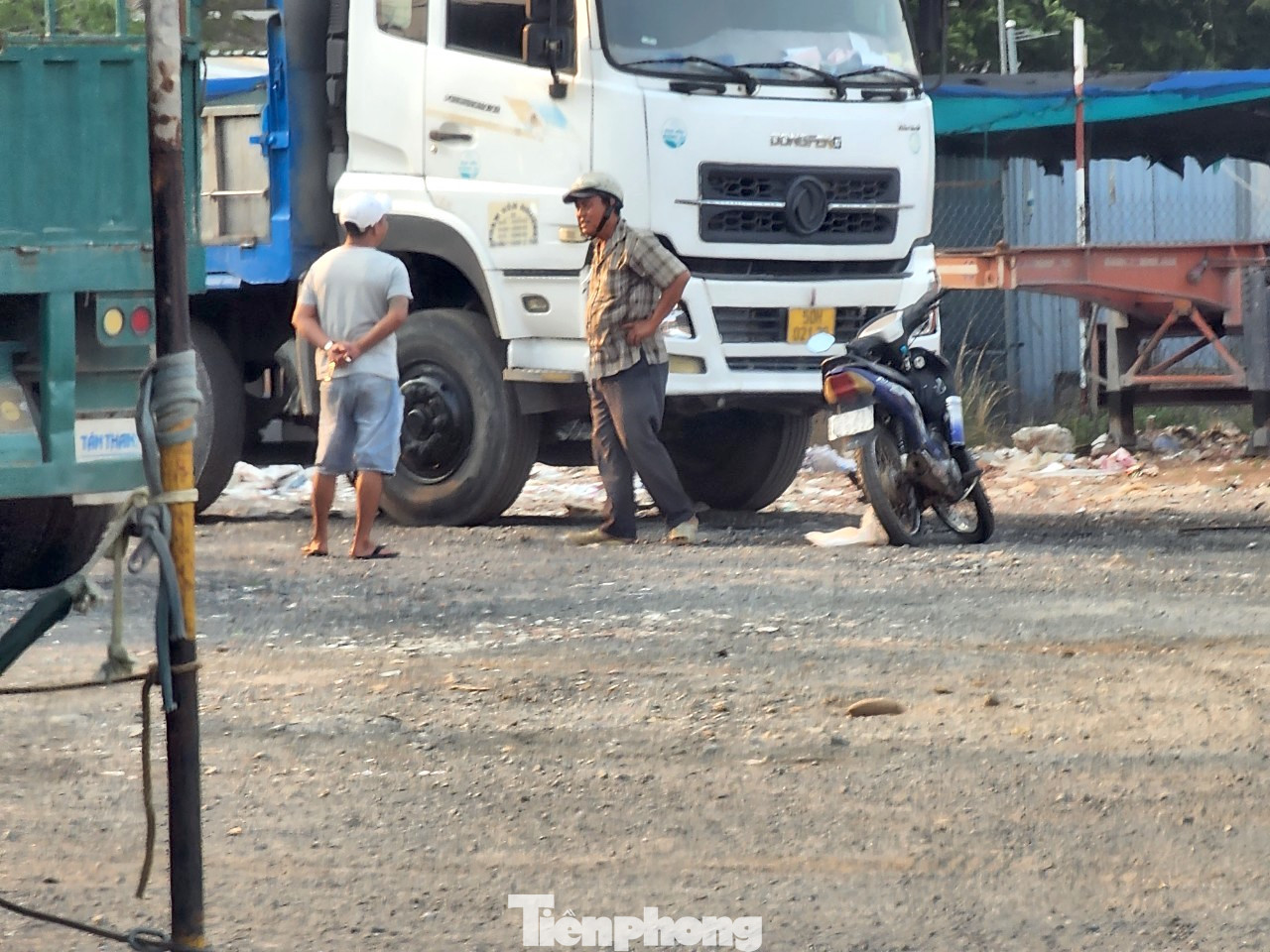 Nhiều lái xe, lơ xe tải và xe container hạng nặng liên tục ra vào bãi xe ở chiều ngày 21/2. Nhiều lái xe, lơ xe tải và xe container hạng nặng liên tục ra vào bãi xe ở chiều ngày 21/2.