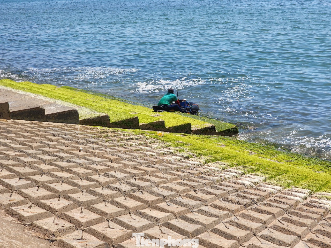 Theo UBND tỉnh Bình Thuận, dù đoạn kè 350 m nói trên nằm trong đoạn kè 1.000 m mà UBND tỉnh báo cáo xin vốn Trung ương nhưng so với thực địa và mục tiêu đầu tư được Thủ tướng đã phê duyệt thì sai vị trí.