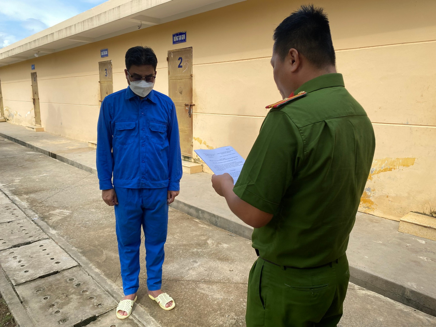 Công an đọc lệnh bắt cán bộ thanh tra giao thông về tội “Nhận hối lộ”.