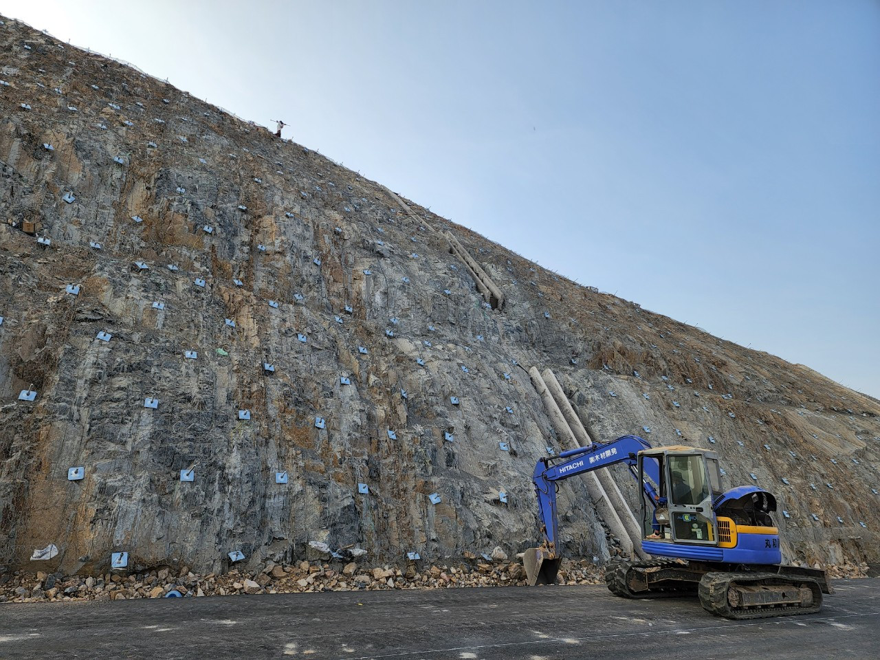 Cao tốc Vĩnh Hảo - Phan Thiết có nhiều đoạn phải bạt núi để mở đường. Cao tốc Vĩnh Hảo - Phan Thiết có nhiều đoạn phải bạt núi để mở đường.