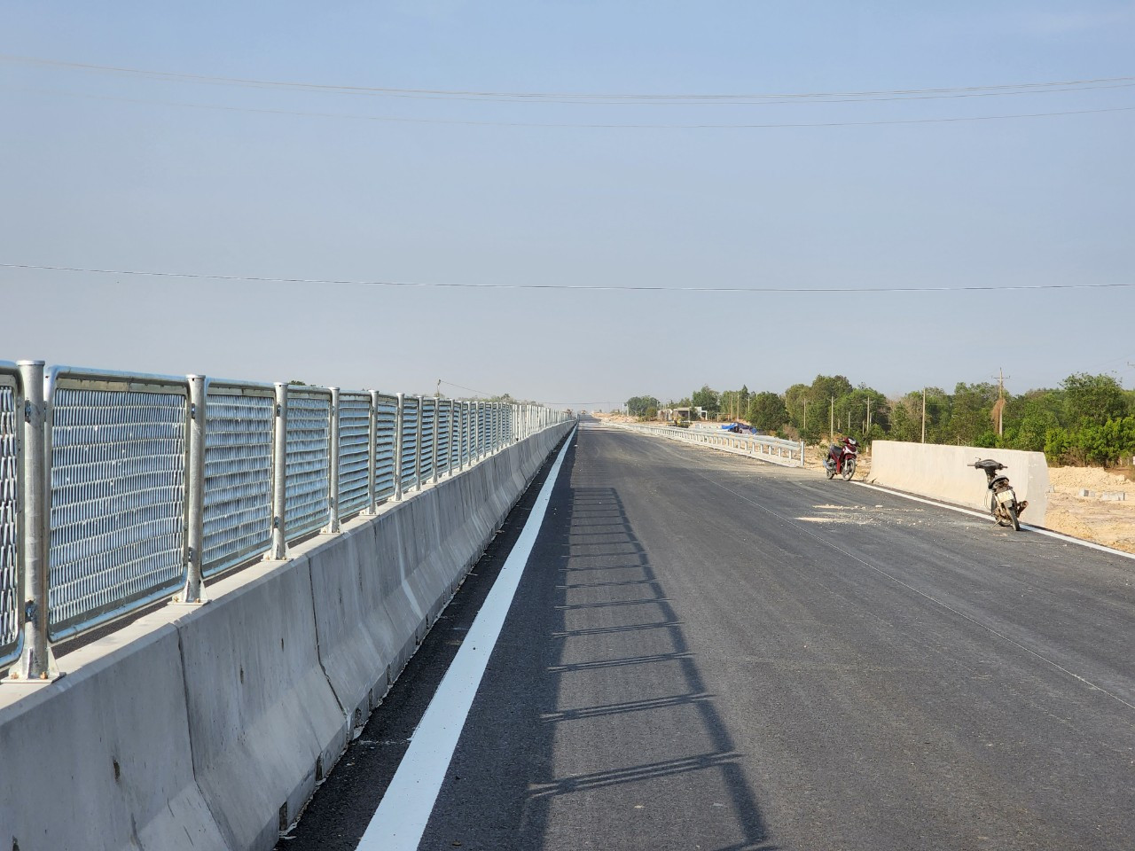 Một đoạn cao tốc Vĩnh Hảo - Phan Thiết đã được lắp tấm chống lóa hoàn chỉnh. Một đoạn cao tốc Vĩnh Hảo - Phan Thiết đã được lắp tấm chống lóa hoàn chỉnh.