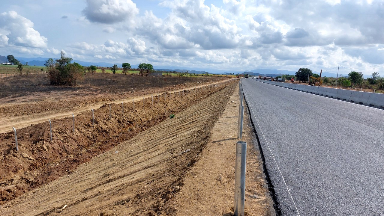 Hiện tại, cả bốn gói thầu đều đã triển khai lắp đặt hệ thống an toàn giao thông trên tuyến chính như hộ lan, dải phân cách, tấm chống chói, vạch sơn, biển báo… Hiện tại, cả bốn gói thầu đều đã triển khai lắp đặt hệ thống an toàn giao thông trên tuyến chính như hộ lan, dải phân cách, tấm chống chói, vạch sơn, biển báo…