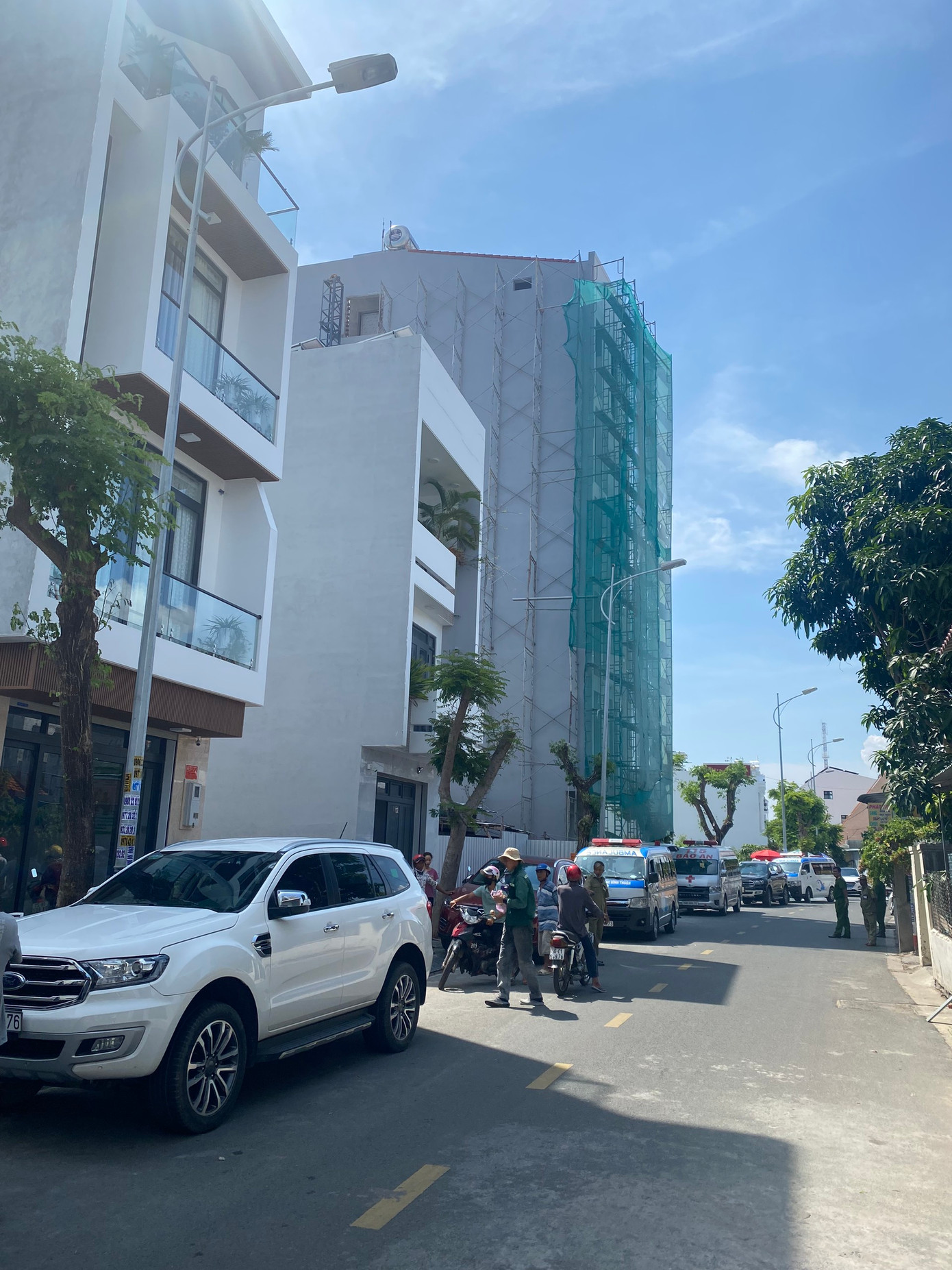 Nhiều xe cứu thương, lực lượng chức năng đã có mặt ở hiện trường vụ tai nạn. Nhiều xe cứu thương, lực lượng chức năng đã có mặt ở hiện trường vụ tai nạn.