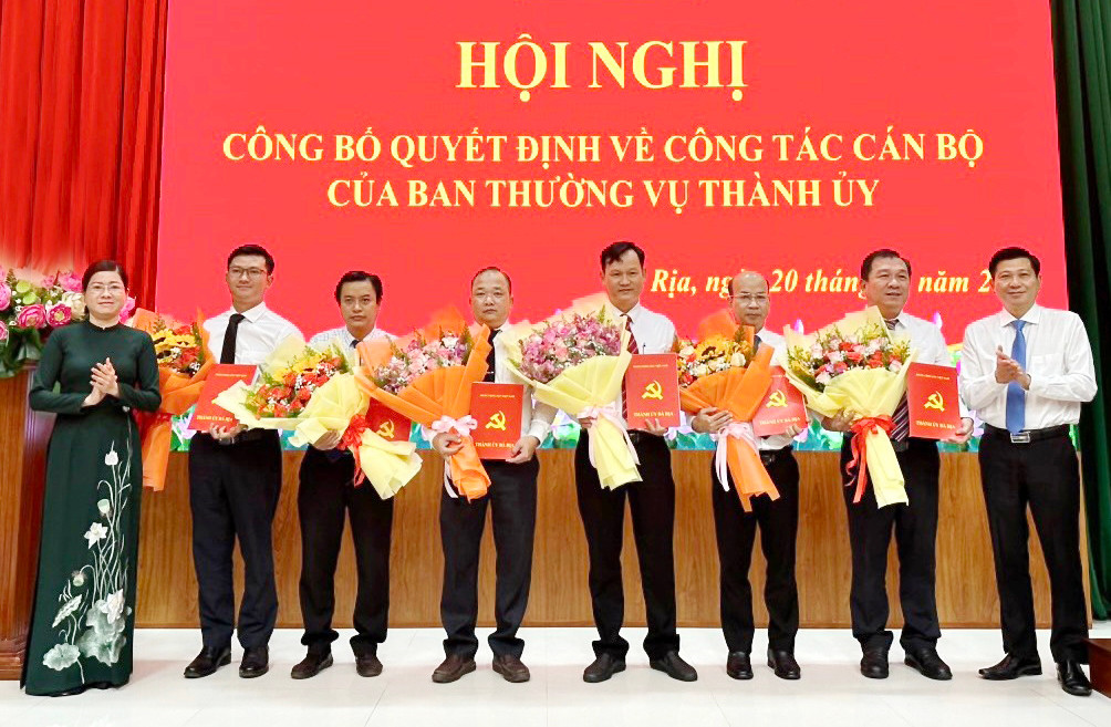 Bí thư Thành ủy Trần Văn Tuấn (bìa phải) và Phó bí thư Thường trực Bà Rịa Lê Thị Thủy (bìa trái) trao quyết định, tặng hoa chúc mừng các cán bộ chủ chốt. Bí thư Thành ủy Trần Văn Tuấn (bìa phải) và Phó bí thư Thường trực Bà Rịa Lê Thị Thủy (bìa trái) trao quyết định, tặng hoa chúc mừng các cán bộ chủ chốt.