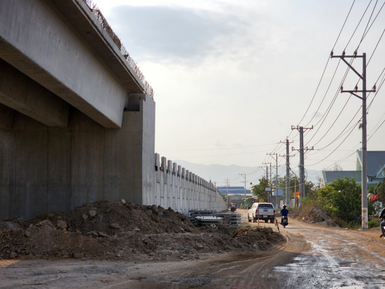 Bên dưới đoạn cao tốc Vĩnh Hảo - Phan Thiết, đường dân sinh chưa được thi công. Bên dưới đoạn cao tốc Vĩnh Hảo - Phan Thiết, đường dân sinh chưa được thi công.