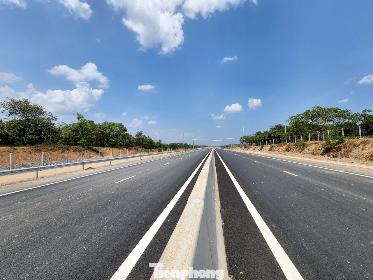 Vào lúc 8h sáng mai 29/4, dự án đường cao tốc Phan Thiết - Dầu Giây sẽ được khánh thành và đưa vào khai thác đối với phần tuyến chính. Vào lúc 8h sáng mai 29/4, dự án đường cao tốc Phan Thiết - Dầu Giây sẽ được khánh thành và đưa vào khai thác đối với phần tuyến chính.