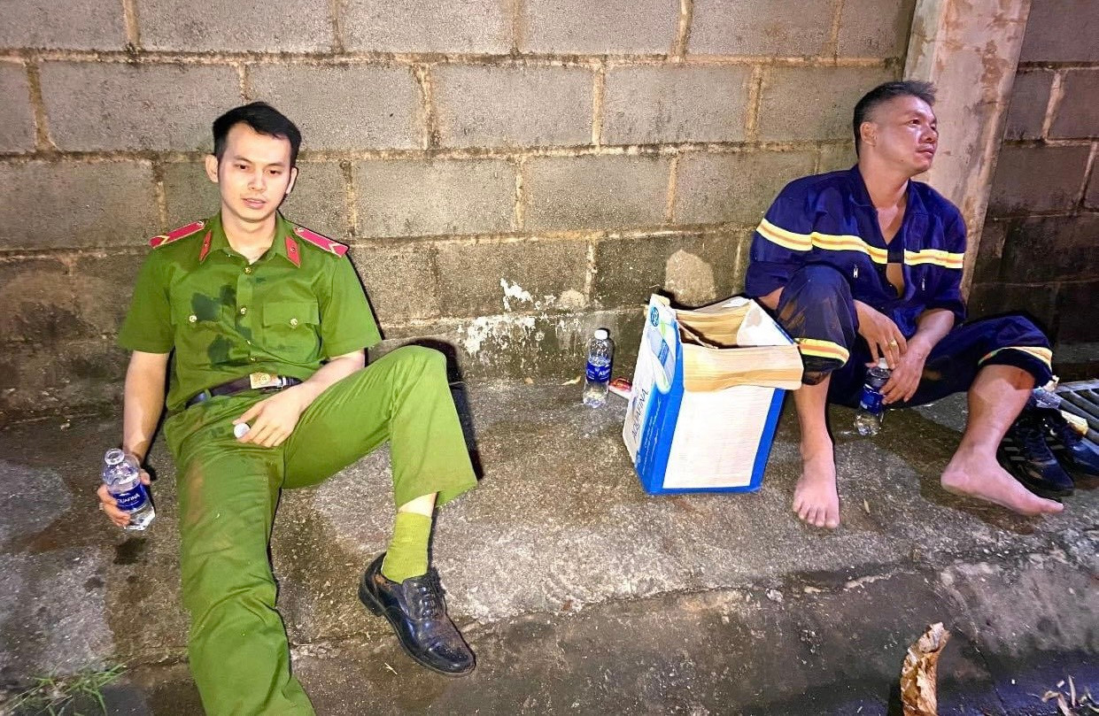 Cán bộ, chiến sĩ tranh thủ nghỉ ngơi sau khi chiến đấu xuyên đêm với "giặc" lửa.