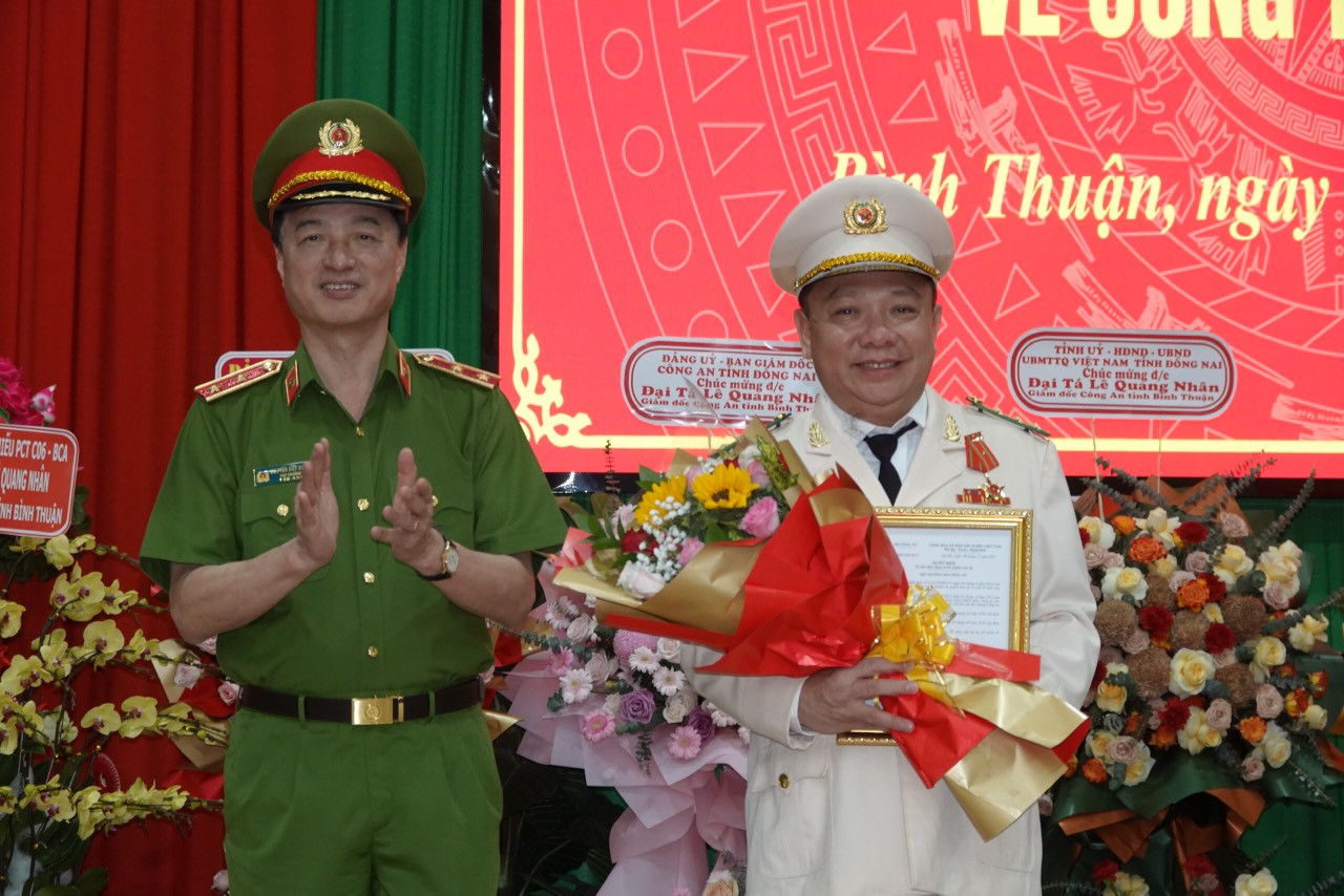 Trung tướng Nguyễn Duy Ngọc - Ủy viên Ban Chấp hành Trung ương Đảng, Thứ trưởng Bộ Công an trao quyết định và tặng hoa chúc mừng Đại tá Lê Quang Nhân. Trung tướng Nguyễn Duy Ngọc - Ủy viên Ban Chấp hành Trung ương Đảng, Thứ trưởng Bộ Công an trao quyết định và tặng hoa chúc mừng Đại tá Lê Quang Nhân.