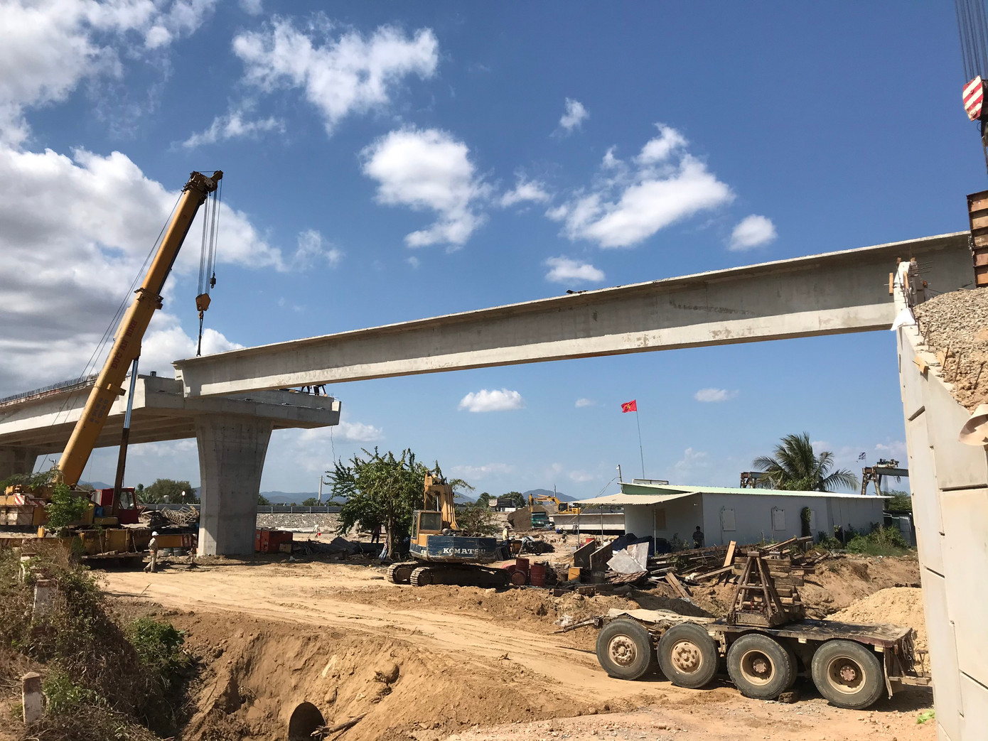 Theo Ban Quản lý dự án giao thông 7, các con đường dân sinh, cầu vượt phải được hoàn thành thì mới có thể thông xe cao tốc Phan Thiết - Vĩnh Hảo. Theo Ban Quản lý dự án giao thông 7, các con đường dân sinh, cầu vượt phải được hoàn thành thì mới có thể thông xe cao tốc Phan Thiết - Vĩnh Hảo.