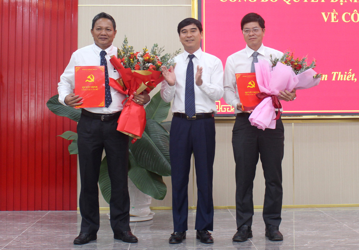 Ông Dương Văn An - Ủy viên Ban Chấp hành Trung ương Đảng, Bí thư Tỉnh ủy Bình Thuận trao các quyết định. Ông Dương Văn An - Ủy viên Ban Chấp hành Trung ương Đảng, Bí thư Tỉnh ủy Bình Thuận trao các quyết định.