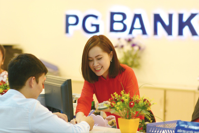 Petrolimex chào bán 120 triệu cổ phiếu PGB, tương ứng 40% vốn điều lệ tại PG Bank với giá khởi điểm 21.300 đồng/cổ phiếu, thông qua phương thức đấu giá công khai tại HoSE vào ngày 7/4. Petrolimex chào bán 120 triệu cổ phiếu PGB, tương ứng 40% vốn điều lệ tại PG Bank với giá khởi điểm 21.300 đồng/cổ phiếu, thông qua phương thức đấu giá công khai tại HoSE vào ngày 7/4.