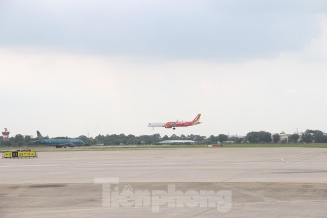 Dự án cải tạo, nâng cấp đường cất, hạ cánh và đường lăn cảng hàng không quốc tế Tân Sơn Nhất có tổng mức đầu tư hơn 2.000 tỷ đồng.