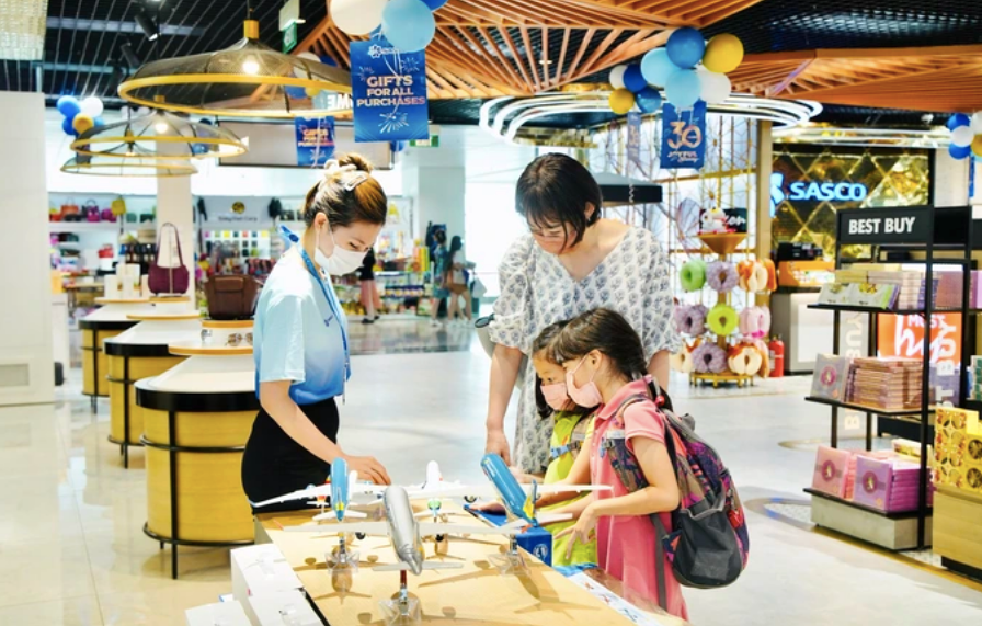 Doanh thu tại trung tâm thương mại của Sasco tăng 24% lên 64 tỷ đồng trong quý III. Doanh thu tại trung tâm thương mại của Sasco tăng 24% lên 64 tỷ đồng trong quý III.