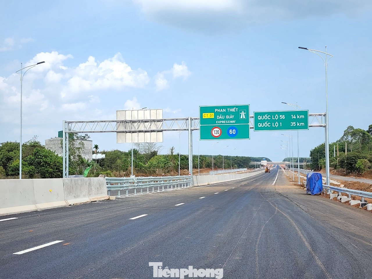 Một đoạn cao tốc đã nên hình hài. Một đoạn cao tốc đã nên hình hài.