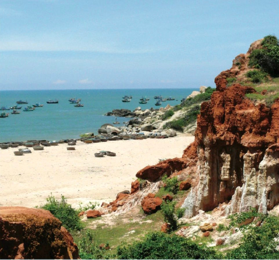 Gành Son hay còn được người dân địa phương gọi là Ghềnh Son, tọa lạc ở xã Chí Công (huyện Tuy Phong). Sở dĩ có tên gọi đặc biệt như vậy là bởi nơi đây có những gành, đồi đất sét với màu đỏ độc đáo. Gành Son được ưa thích bởi vẻ đẹp hoang sơ, chưa bị tác động bởi bất kỳ điều gì. Đặc biệt, đứng từ trên Gành Son, du khách còn có thể chiêm ngưỡng toàn cảnh làng chài nhộn nhịp, sầm uất. Gành Son hay còn được người dân địa phương gọi là Ghềnh Son, tọa lạc ở xã Chí Công (huyện Tuy Phong). Sở dĩ có tên gọi đặc biệt như vậy là bởi nơi đây có những gành, đồi đất sét với màu đỏ độc đáo. Gành Son được ưa thích bởi vẻ đẹp hoang sơ, chưa bị tác động bởi bất kỳ điều gì. Đặc biệt, đứng từ trên Gành Son, du khách còn có thể chiêm ngưỡng toàn cảnh làng chài nhộn nhịp, sầm uất.