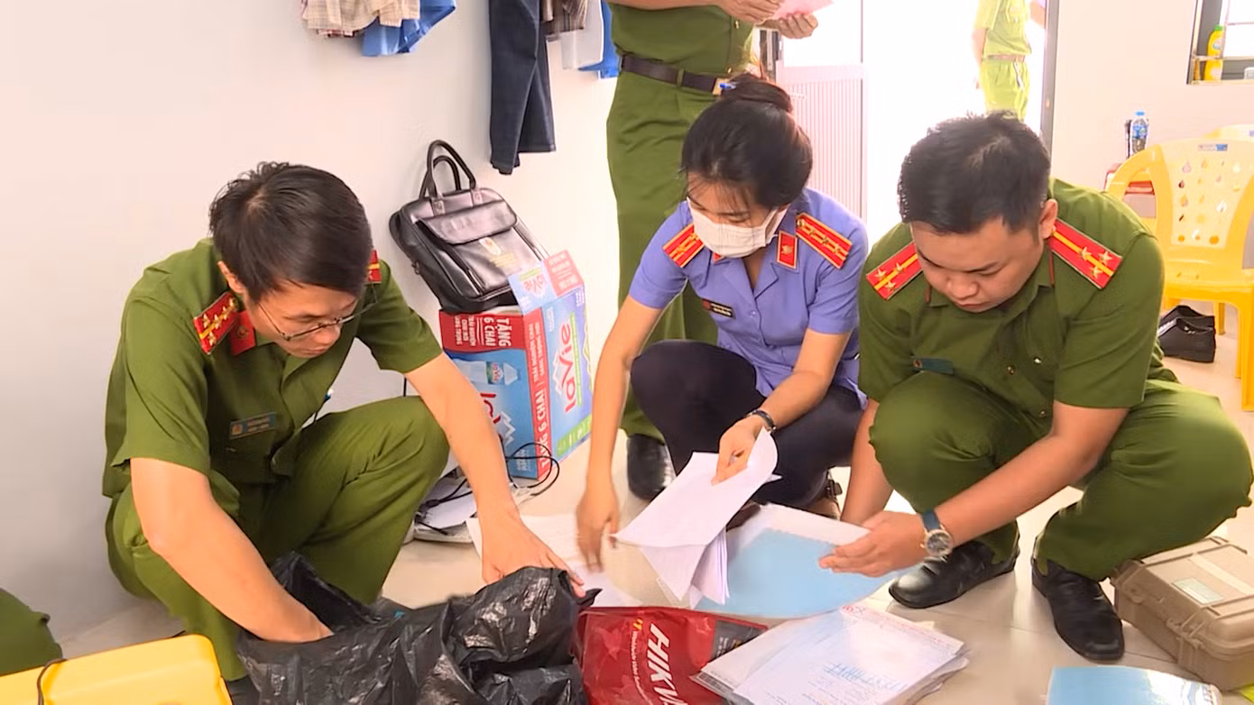 Công an và đại diện Viện KSND tỉnh Bà Rịa - Vũng Tàu kiểm tra các tài liệu thu giữ được. Công an và đại diện Viện KSND tỉnh Bà Rịa - Vũng Tàu kiểm tra các tài liệu thu giữ được.