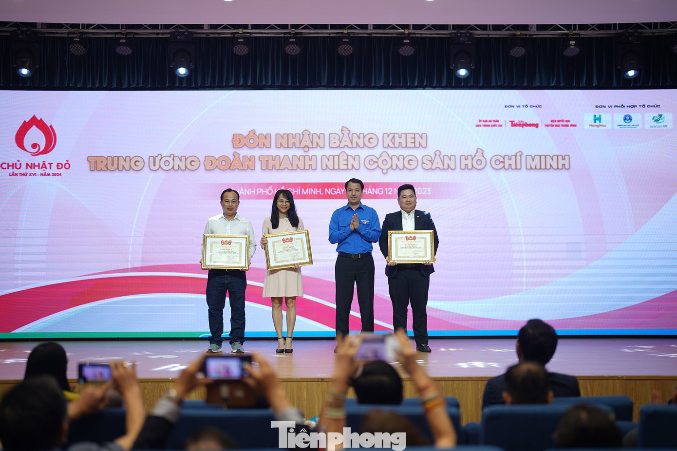 Anh Ngô Văn Cương - Bí thư T.Ư Đoàn trao bằng khen cho ông Nguyễn Tấn Phúc - Giám đốc Điều hành Công ty Cổ phần Phát triển Hùng Hậu, bà Phạm Thị Minh Nguyệt - Phó Chủ tịch Điều hành Trường Đại học Văn Hiến, anh Lương Văn Minh Tuấn - Nhân viên báo Tiền Phong tại TPHCM. Anh Ngô Văn Cương - Bí thư T.Ư Đoàn trao bằng khen cho ông Nguyễn Tấn Phúc - Giám đốc Điều hành Công ty Cổ phần Phát triển Hùng Hậu, bà Phạm Thị Minh Nguyệt - Phó Chủ tịch Điều hành Trường Đại học Văn Hiến, anh Lương Văn Minh Tuấn - Nhân viên báo Tiền Phong tại TPHCM.