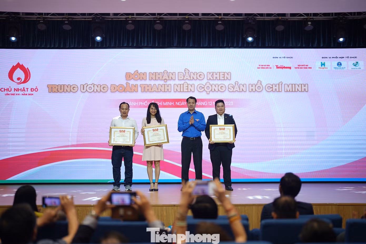Anh Ngô Văn Cương - Bí thư T.Ư Đoàn trao bằng khen cho ông Nguyễn Tấn Phúc - Giám đốc Điều hành Công ty Cổ phần Phát triển Hùng Hậu, bà Phạm Thị Minh Nguyệt - Phó Chủ tịch Điều hành Trường Đại học Văn Hiến, anh Lương Văn Minh Tuấn - Nhân viên báo Tiền Phong tại TPHCM.