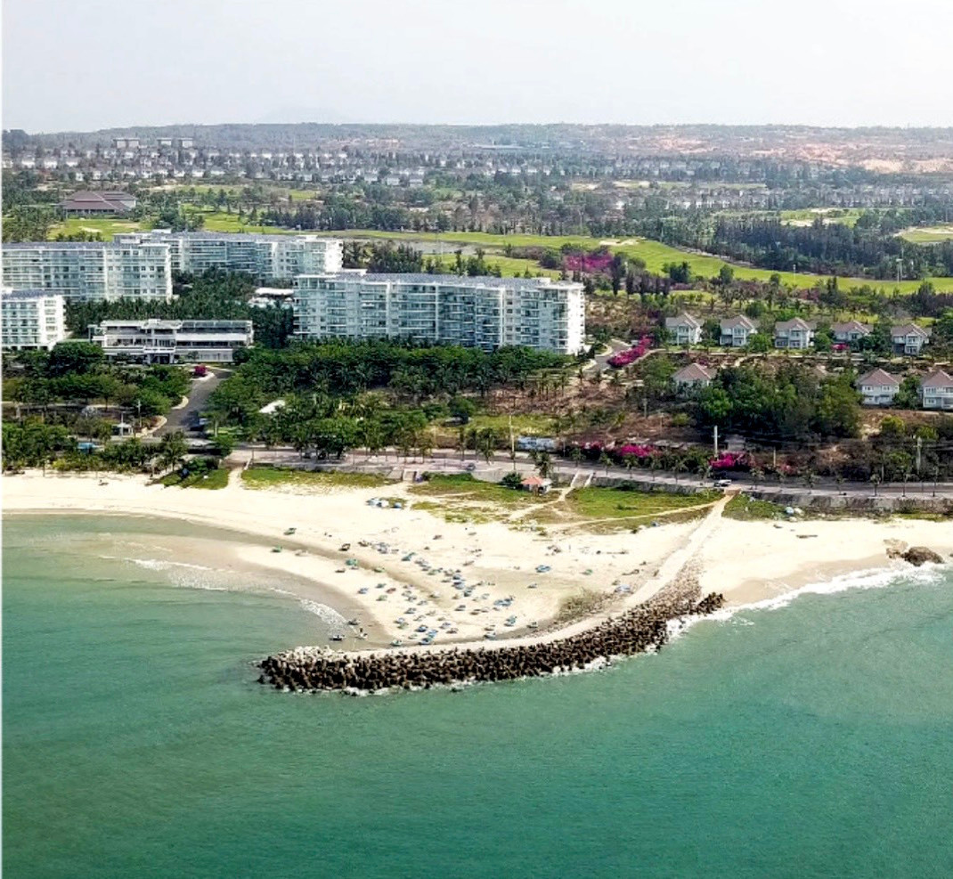 Mỗi khi nhắc đến Phan Thiết, bãi đá Ông Địa thường xuyên được nhắc tới như một điểm đến khá thân thuộc. Bãi đá là một trong những bãi biển đẹp, còn nguyên vẻ hoang sơ gắn liền với những câu chuyện dân gian lý thú nên khá hấp dẫn với du khách. Mỗi khi nhắc đến Phan Thiết, bãi đá Ông Địa thường xuyên được nhắc tới như một điểm đến khá thân thuộc. Bãi đá là một trong những bãi biển đẹp, còn nguyên vẻ hoang sơ gắn liền với những câu chuyện dân gian lý thú nên khá hấp dẫn với du khách.