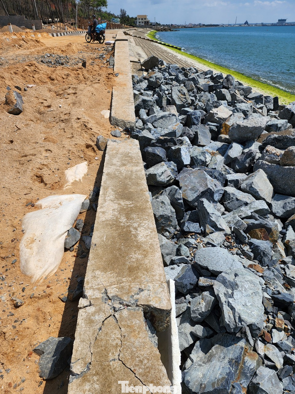 Qua xem xét, Ủy ban Kiểm tra Tỉnh ủy Bình Thuận nhận thấy với trách nhiệm được phân công giúp giám đốc sở theo dõi, chỉ đạo công tác đầu tư, xây dựng cơ bản đối với dự án kè chống biển xâm thực nhưng ông Phước đã thiếu trách nhiệm trong việc đề xuất cho giám đốc và UBND tỉnh báo cáo xin ý kiến Thủ tướng Chính phủ trước khi thi công đoạn kè chống biển xâm thực dài 350 m tại thôn Tiến Bình, xã Tiến Thành (TP. Phan Thiết - do Sở Nông nghiệp phát triển nông thôn tỉnh Bình Thuận làm chủ đầu tư), dẫn đến việc xây dựng kè không đúng vị trí theo chủ trương phê duyệt của Thủ tướng.