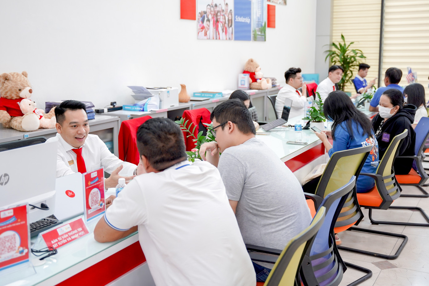 Hai ngành có mức điểm cao nhất của UEF là 21 cụ thể ngành Kinh doanh quốc tế, Quan hệ quốc tế.