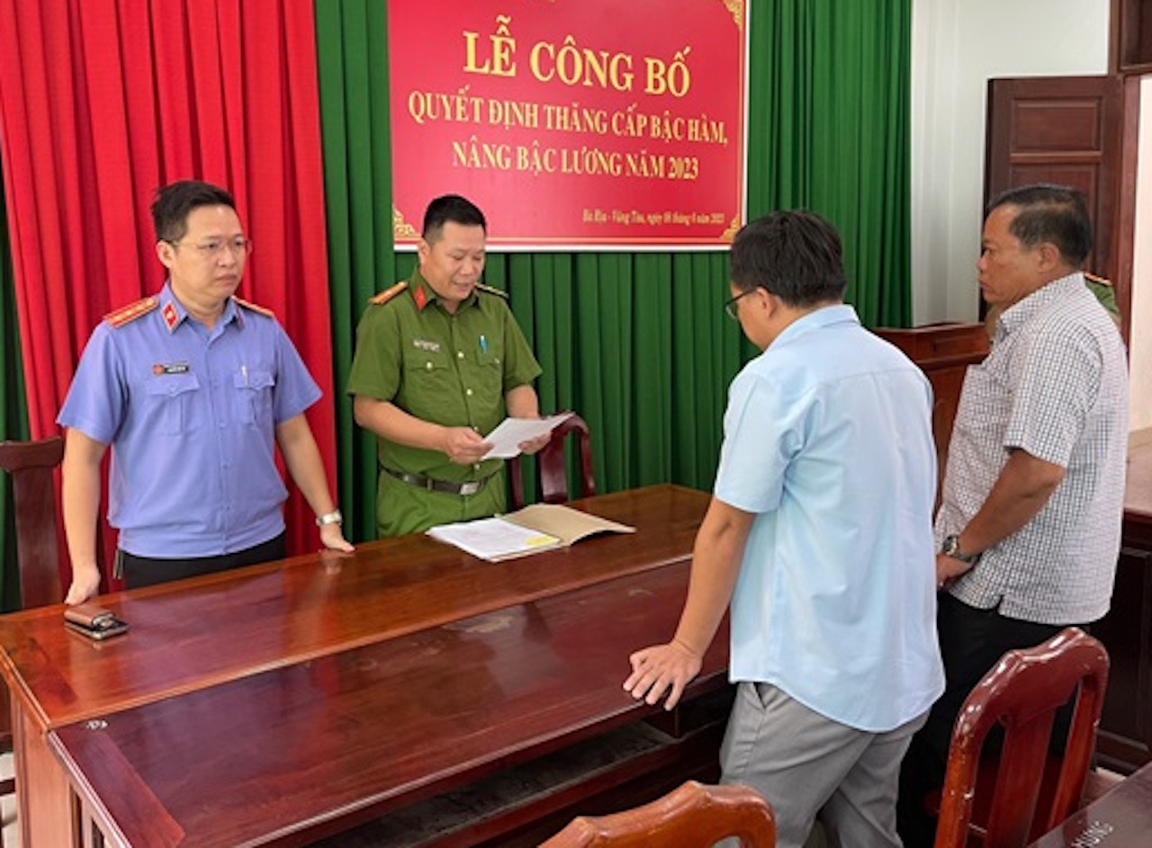 Lực lượng chức năng tống đạt quyết định khởi tố bị can với 2 đối tượng. Lực lượng chức năng tống đạt quyết định khởi tố bị can với 2 đối tượng.