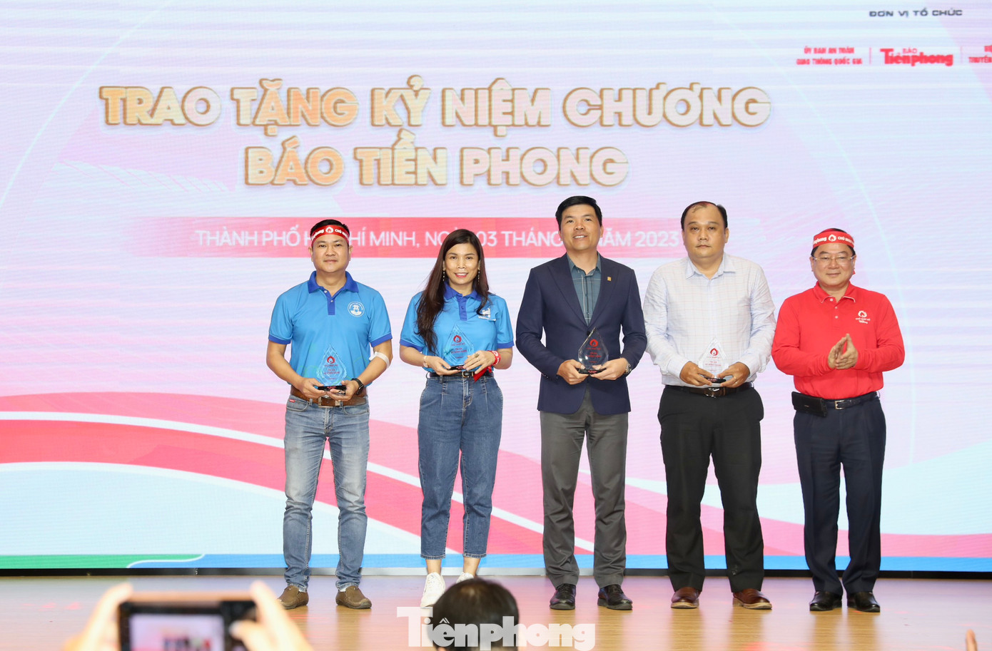 Nhà báo Lê Xuân Sơn - Tổng biên tập Báo Tiền Phong, Giám đốc Quỹ Hỗ trợ tài năng trẻ Việt Nam, Trưởng Ban tổ chức Chủ nhật Đỏ toàn quốc tặng kỷ niệm chương cho các đơn vị.