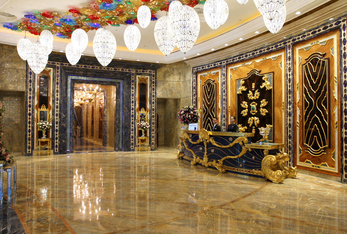 Sảnh lễ tân có không gian cá tính nhất trong tòa nhà nhờ kiến trúc phân tầng tạo chiều sâu và chiều rộng lý tưởng, trang trí lộng lẫy.