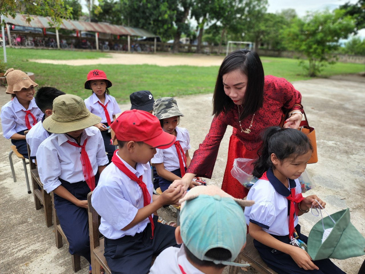 Khách mời phát quà cho học sinh Trường TH-THCS Thiện Thành.