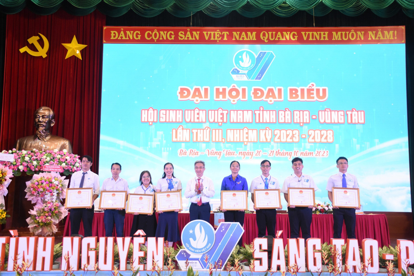 Ông Đặng Minh Thông, Phó Chủ tịch UBND tỉnh Bà Rịa - Vũng Tàu tặng bằng khen cho các tập thể, cá nhân tiêu biểu trong công tác Hội và phong trào sinh viên giai đoạn 2018 - 2023. Ông Đặng Minh Thông, Phó Chủ tịch UBND tỉnh Bà Rịa - Vũng Tàu tặng bằng khen cho các tập thể, cá nhân tiêu biểu trong công tác Hội và phong trào sinh viên giai đoạn 2018 - 2023.