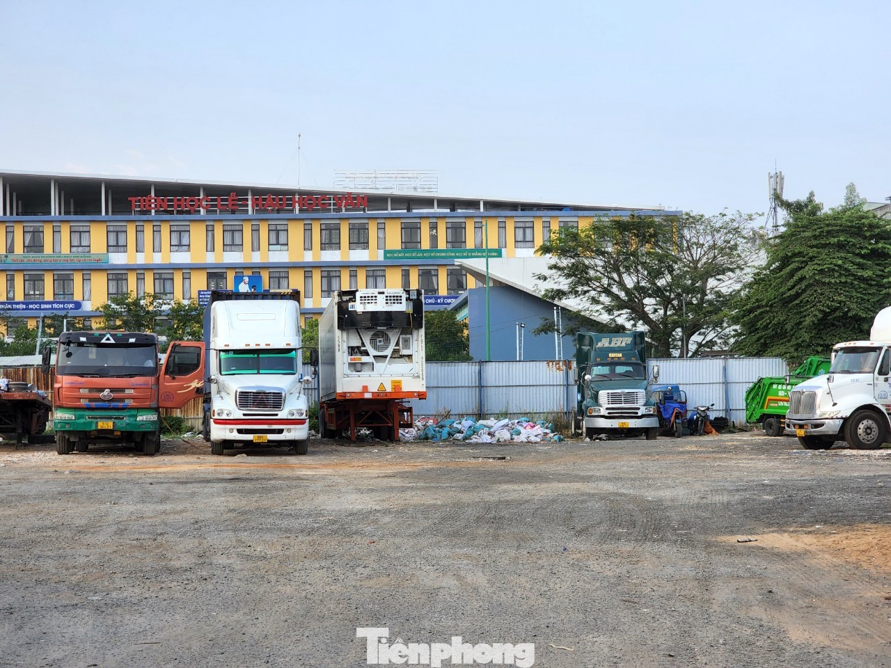 Sau hơn nửa năm khởi khởi công, dự án chưa có bất cứ hoạt động gì. Khu đất được tận dụng làm nơi giữ xe. Sau hơn nửa năm khởi khởi công, dự án chưa có bất cứ hoạt động gì. Khu đất được tận dụng làm nơi giữ xe.