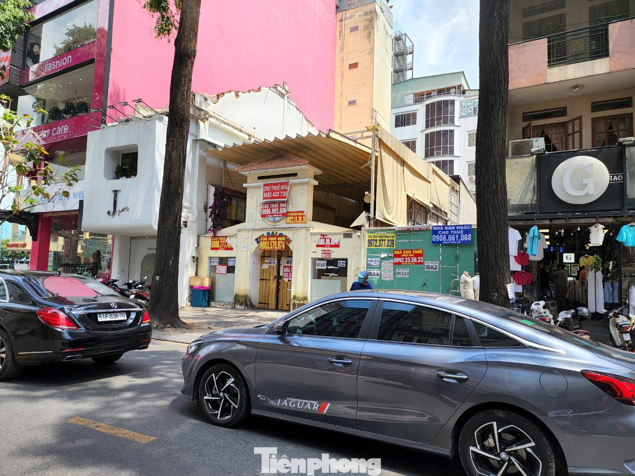 Không chỉ khu vực trung tâm, các con đường nổi tiếng về thời trang như Nguyễn Trãi (quận 1) cũng tràn lan mặt bằng cho thuê.