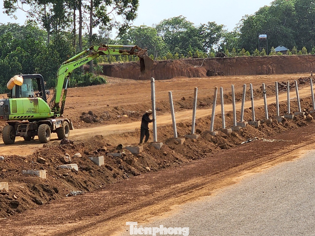 Máy múc, công nhân đang thi công hàng rào bảo vệ đường cao tốc. Bên trong chưa thấy bóng dáng của hộ lan. Máy múc, công nhân đang thi công hàng rào bảo vệ đường cao tốc. Bên trong chưa thấy bóng dáng của hộ lan.