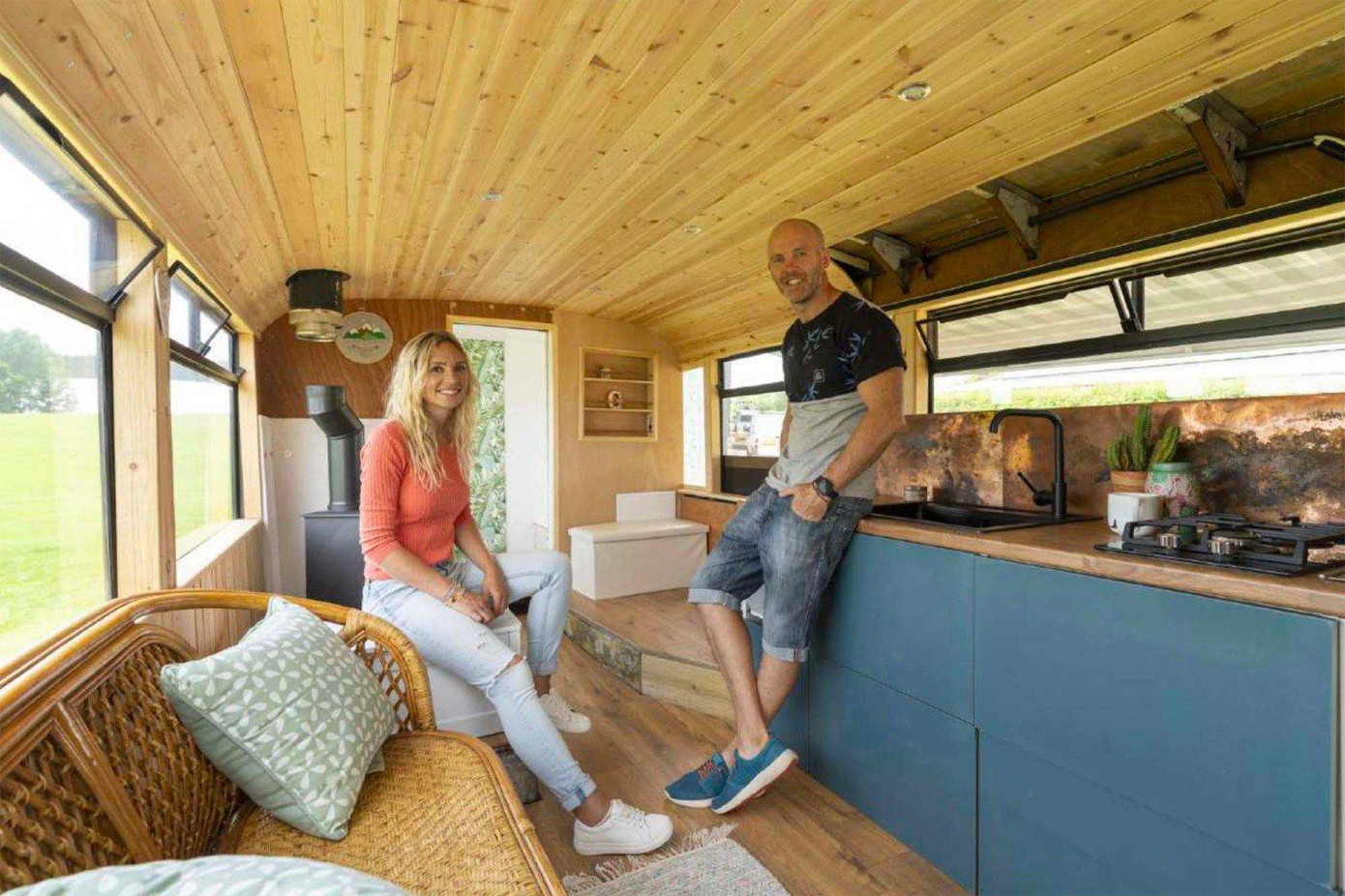 Cặp vợ chồng chi hơn 27.000 USD để mua và cải tạo xe thành nhà di động. Ảnh: Andrew Crowley.